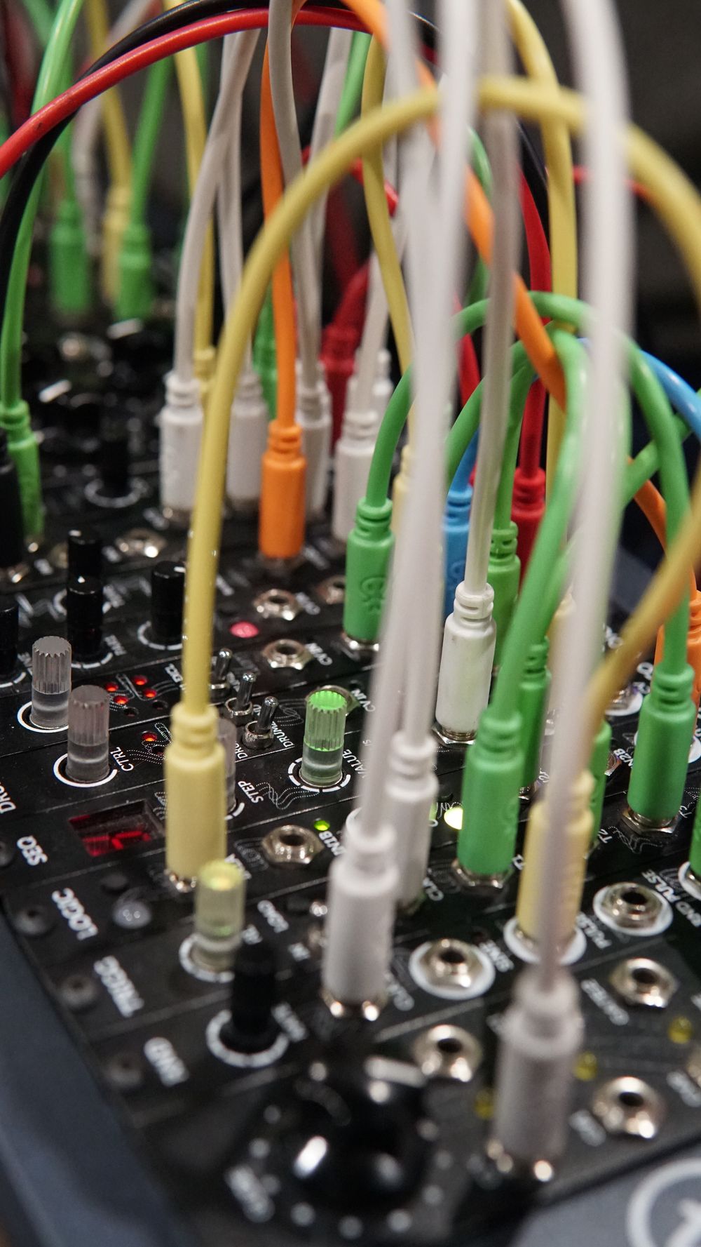 Decenas de cables de colores conectados en un panel