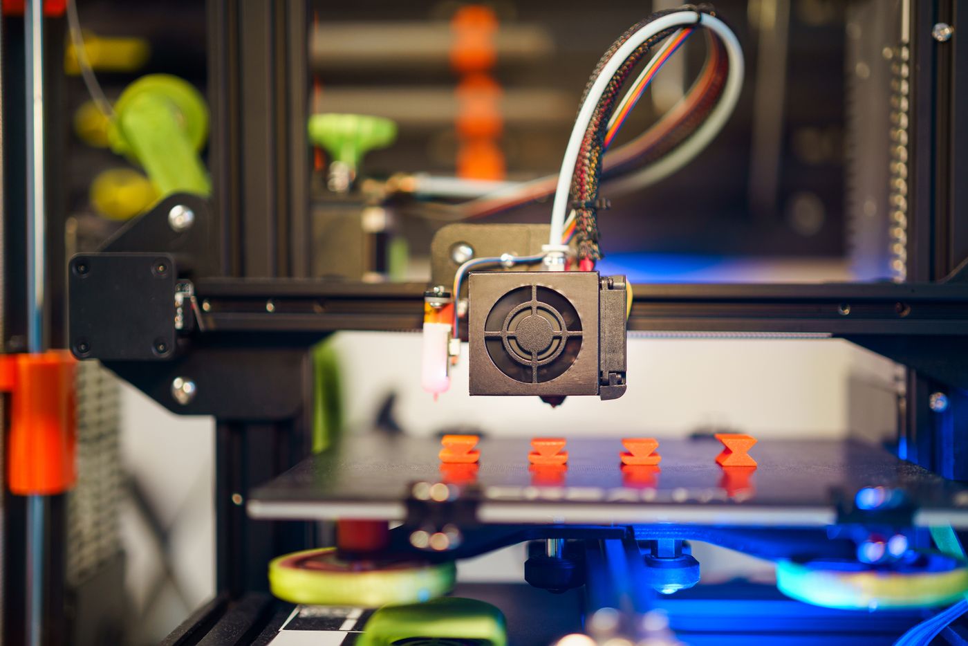 El extrusor de una impresora 3D depositando material sobre la cama