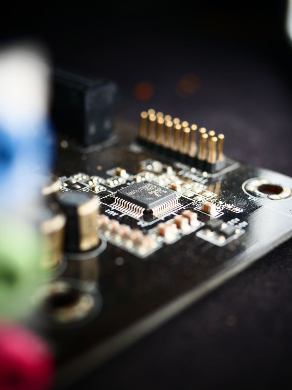 Acercamiento a una placa electrónica con su microcontrolador y sus pines